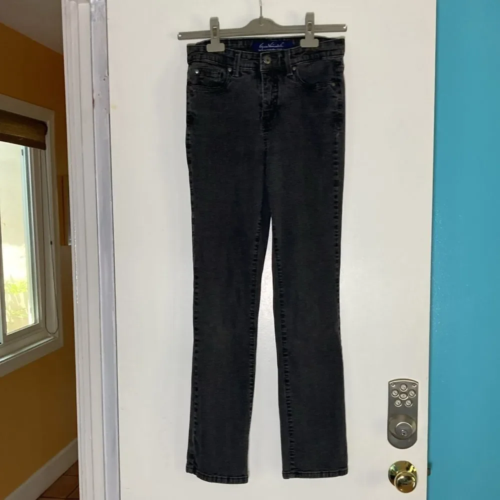Gloria Vanderbilt “The Perfect Fit” Black Wash Straight Leg Jeans Marked 8 Fit 4